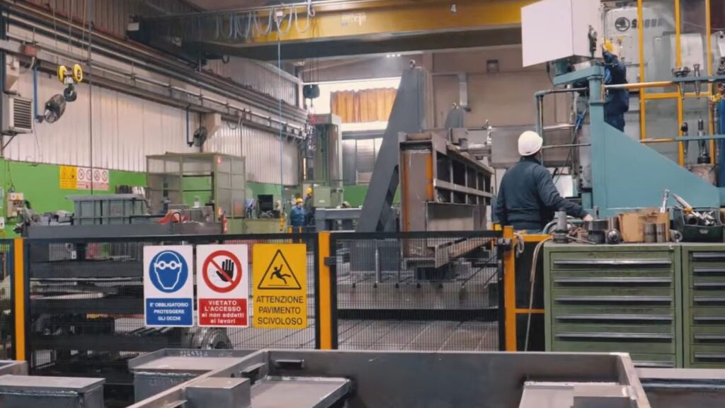 operai al lavoro per il montaggio di un impianto di produzione
